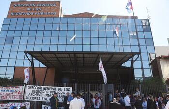 Quejas de los ciudadanos son constantes por el retraso en los trabajos de la Dirección de Registros Públicos.