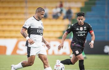 Duelo de capitanes, el volante de Olimpia, Richard Ortiz maneja el esférico ante la presión del atacante de General Caballero de Mallorquín, Teodoro Sebastián Arce.