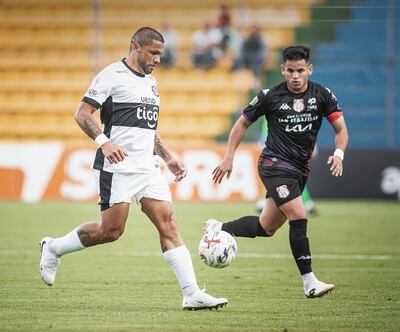 Duelo de capitanes, el volante de Olimpia, Richard Ortiz maneja el esférico ante la presión del atacante de General Caballero de Mallorquín, Teodoro Sebastián Arce.