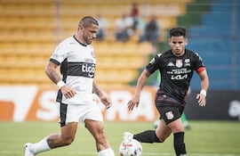 Duelo de capitanes, el volante de Olimpia, Richard Ortiz maneja el esférico ante la presión del atacante de General Caballero de Mallorquín, Teodoro Sebastián Arce.
