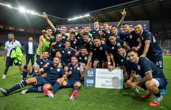 Festejo del Independiente Rivadavia de Mendoza, con los paraguayos Alex Arce, Iván Villalba y José Ignacio Florentín.