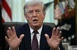 Donald Trump habla desde el despacho Oval de la Casa Blanca.