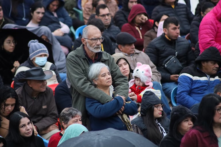 Como cada domingo la explanada de la basílica estuvo repleta de feligreses.