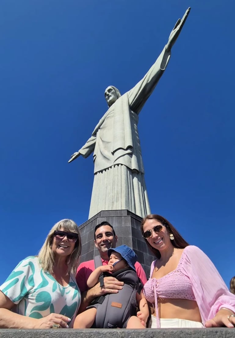 Bibi Landó con su hijo Óscar Elizeche, su nieto Oscarcito y su nuera Fernanda Aguilar visitaron la emblemática estatua de Cristo Redentor en Río de Janeiro. (Captura de la historia de Instagram de Bibi Landó)