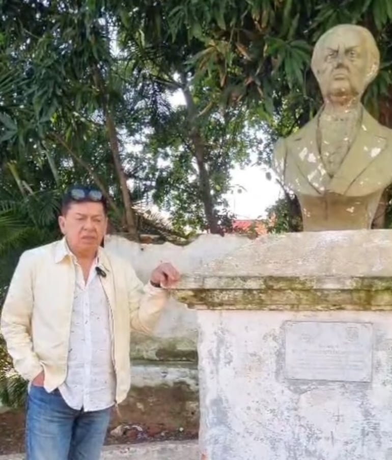 Augusto Wagner haciendo campaña proselitista en solitario. Junto a un busto del Dr. José Gaspar Rodríguez de Francia.