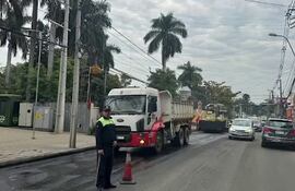 Agentes de la PMT colaboran con la dirección del tránsito mientras máquinas de la Municipalidad realizan el bacheado de la avenida España, preparándola para la "fecha feliz".