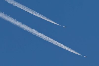 Aviones israelíes sobrevuelan la frontera entre Israel y Líbano, el jueves.