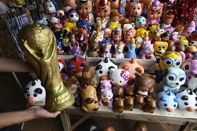 Artesanía de capibara, la copa del Mundial de Fútbol y del campeonato de Cerro Porteño cobran fuerza.
