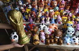 Artesanía de capibara, la copa del Mundial de Fútbol y del campeonato de Cerro Porteño cobran fuerza.
