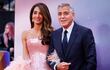 Amal Clooney y George Clooney llegando a la proyección de gala de Jay Kelly durante el Festival de Cine de Londres.
