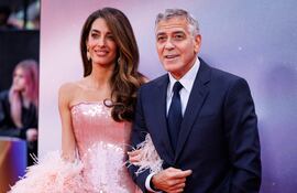 Amal Clooney y George Clooney llegando a la proyección de gala de Jay Kelly durante el Festival de Cine de Londres.