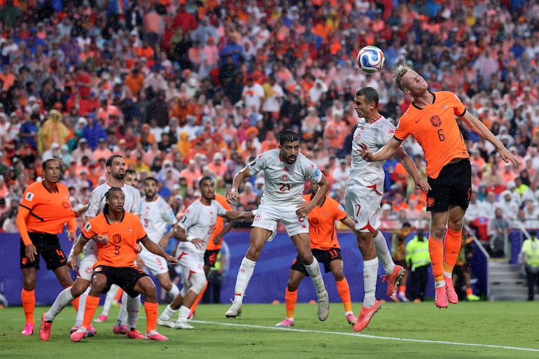 Jan-Paul van Hecke #6 de los Países Bajos anota el tercer gol de su equipo durante el partido del Grupo F de la Copa Mundial de la FIFA 2026 entre Túnez y los Países Bajos en el Kansas City Stadium.