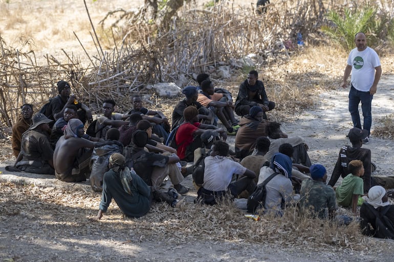 Castillejos (Marruecos), 15/08/2026.- Migrantes subsaharianos y sudaneses se congregan en Fnideq mientras intentan entrar en Ceuta. Fuentes de seguridad marroquíes informan que el incidente tuvo lugar en una zona montañosa en las afueras de Castillejos, al suroeste de Ceuta. (Marruecos, España) EFE/EPA/JALAL MORCHIDI
