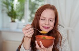 Al comer sopa, se recomienda llevar la cuchara a la boca y no acercar el plato o cazo a ella.