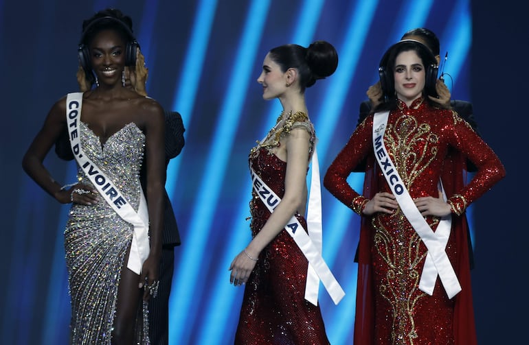 Miss Venezuela Stephany Abasali se dirige a competir en el segmento de preguntas y respuestas, junto a Miss Costa de Marfil Olivia Yacé y Miss México Fátima Bosch durante la 74ª edición de Miss Universo 2025. (EFE/EPA/RUNGROJ YONGRIT)
