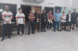 Hinchas y cuidacoches retenidos por la Policía durante controles por los partidos disputados ayer por la Copa Libertadores.