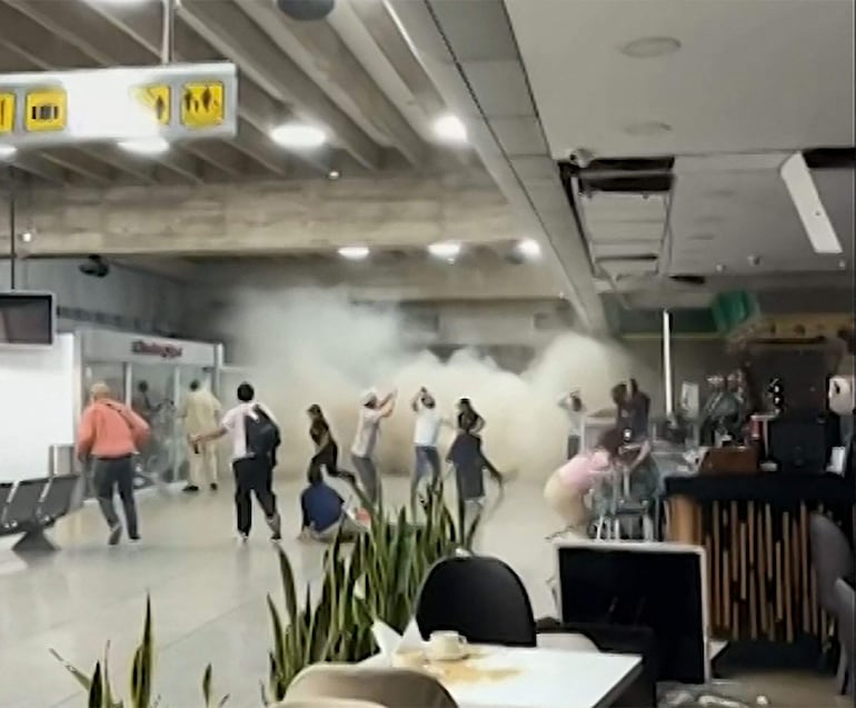 Captura de pantalla en la que se observa el momento del terremoto con impacto en el aeropuerto de Venezuela. 