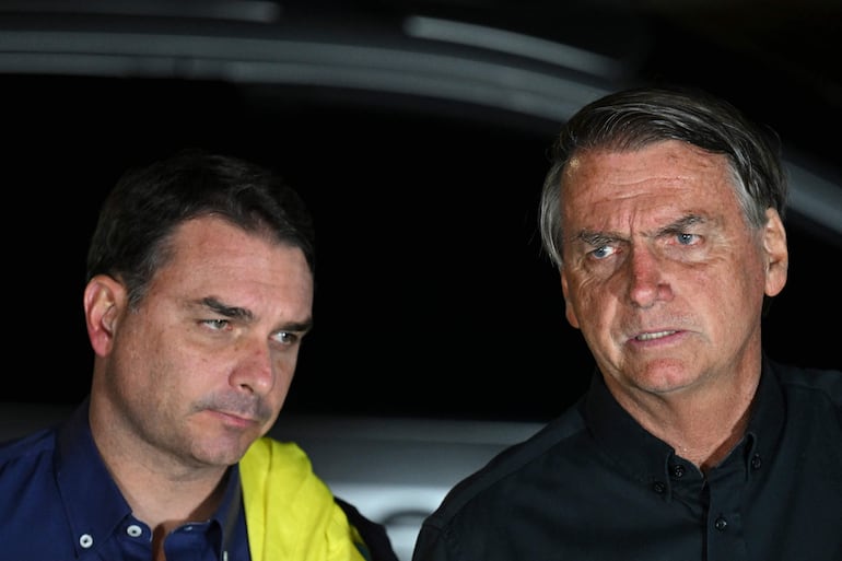Flávio Bolsonaro (izq.) junto a su padre, Jair Bolsonaro (der.).