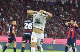 Diego Fernández, jugador de Guaraní, celebra un gol en el partido frente a Cerro Porteño por la séptima fecha del torneo Apertura 2025 del fútbol paraguayo en el estadio La Nueva Olla, en Asunción, Paraguay.
