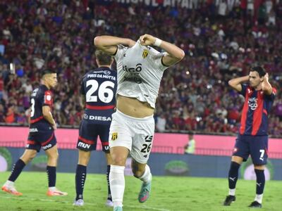 Diego Fernández, jugador de Guaraní, celebra un gol en el partido frente a Cerro Porteño por la séptima fecha del torneo Apertura 2025 del fútbol paraguayo en el estadio La Nueva Olla, en Asunción, Paraguay.
