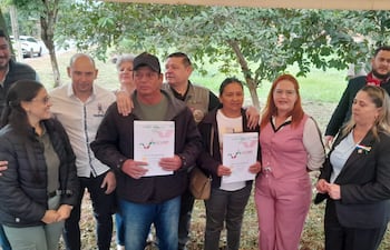 Entrega de títulos de Indert en Itapúa.