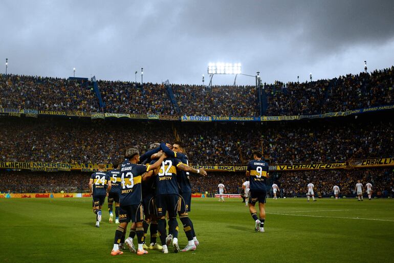 La Bombonera en pleno y los jugadores de Boca Juniors celebran el gol de Ayrton Costa sobre Argentinos Juniors.