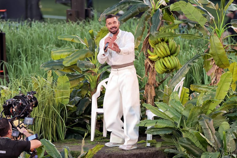 Ricky Martin se presenta con Bad Bunny en el escenario durante el espectáculo de medio tiempo del Super Bowl LX.