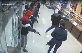 El circuito cerrado captó el momento en que los "motochorros" irrumpieron en el local de empanadas "Kily" en Lambaré, encapuchados y con armas de fuego en mano.