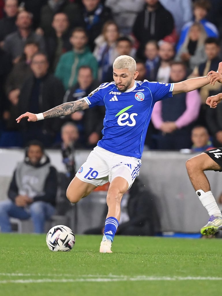 El delantero paraguayo Julio Enciso Espínola durante su debut con la camiseta de Racing Club de Strasbourg, de la Ligue 1 de Francia.