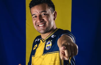 Néstor Abraham Camacho Ledesma (38 años), delantero del Sportivo Trinidense, que sigue escalando en la tabla histórica de máximos artilleros de nuestro fútbol. (Foto: @CST_1935)