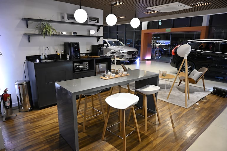 Área de café del nuevo showroom de Volvo.