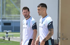 Los delanteros argentinos Lionel Messi (#10) y Lautaro Martínez (#22) llegan a una sesión de entrenamiento en el Centro de Entrenamiento del Sporting KC en Kansas City el 17 de junio de 2026.