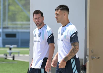 Los delanteros argentinos Lionel Messi (#10) y Lautaro Martínez (#22) llegan a una sesión de entrenamiento en el Centro de Entrenamiento del Sporting KC en Kansas City el 17 de junio de 2026.
