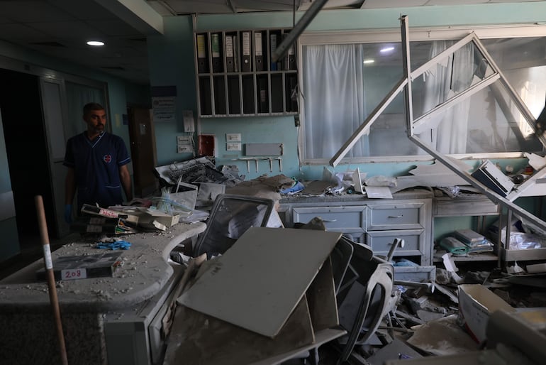 El hospital Jabal Amel, en Tiro, fue dañado por un bombardeo israelí ayer.