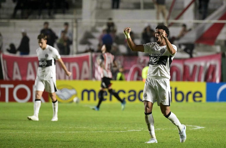 El defensor de Olimpia, #14 Gustavo Vargas, celebra al finalizar el partido de fútbol de la fase de grupos de la Copa Sudamericana entre el Barracas Central de Argentina y el Olimpia de Paraguay en el estadio Florencio Sola en Banfield.