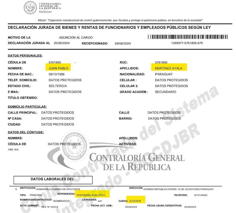 Juan Pablo Martínez Ayala sosteniendo documentos en la Contraloría, vestido formalmente y con expresión seria.