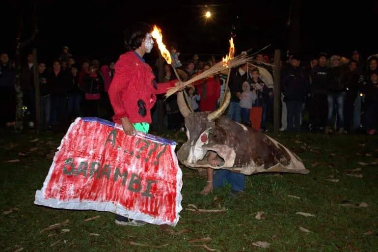 La comunidad participa con juegos tradicionales que forman parte de la cultura popular.