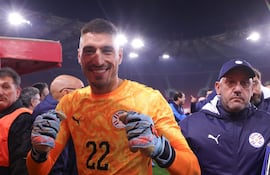 El portero uruguayo, recientemente nacionalizado paraguayo, Gastón Olveira tuvo su estreno oficial en el arco albirrojo, manteniendo la portería en cero en el triunfo ante Grecia en el amistoso internacional disputado en Atenas.