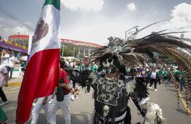 Un aficionado anima previo a la inauguración del Mundial de la FIFA 2026 este jueves, en el estadio Ciudad de México (México).