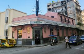 Daiquiri ("El Floridita")  es casi una obligación tomarse un daiquiri en "El Floridita" y un mojito en "La Bodeguita del Medio".