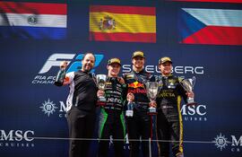 El paraguayo Joshua Duerksen, piloto de AIX Racing, celebra el segundo lugar de la carrera sprint de la Fórmula 2 en el Red Bull Ring, en Austria.