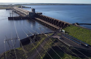 Tramo principal de la represa hidroeléctrica Yacyretá.