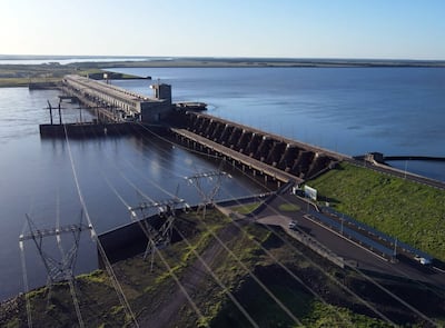 Tramo principal de la represa hidroeléctrica Yacyretá.