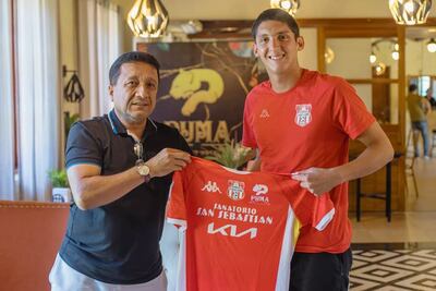 El presidente del General Caballero de Juan León Mallorquín, Dr. Julio César Aldama, en compañía de Junior Vicente Cantero, quien después de militar en cuatro clubes que compiten en certámenes de la UFI, pudo llegar al profesionalismo. El chico nació el 24 de diciembre de 2006.