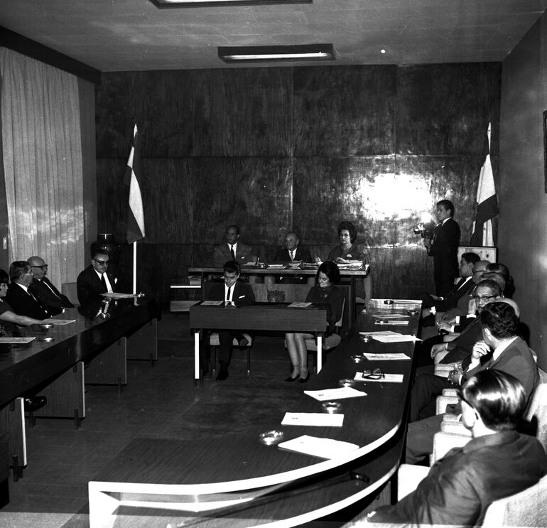Sesión de la Junta Municipal en homenaje a Asunción en 1968.