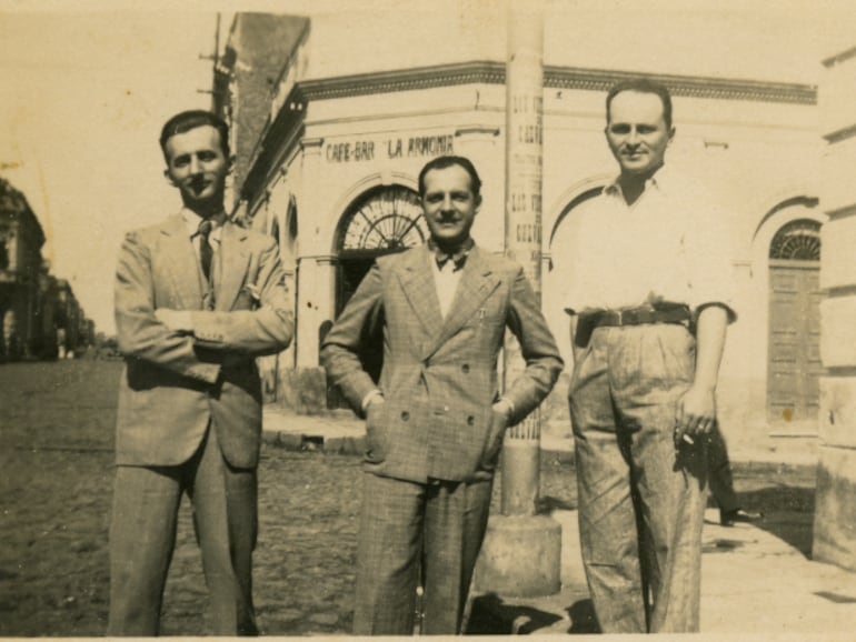 Ulrico Zanotti Cavazzoni, Amedeo Zanotti Cavazzoni y Arlando Zanotti Cavazzoni, frente al edificio histórico.