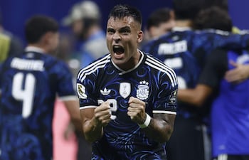 Lautaro Martínez de Argentina celebra su victoria en el partido de semifinales de la Copa Mundial de la FIFA 2026 entre Inglaterra y Argentina, en Atlanta, EE. UU..