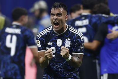 Lautaro Martínez de Argentina celebra su victoria en el partido de semifinales de la Copa Mundial de la FIFA 2026 entre Inglaterra y Argentina, en Atlanta, EE. UU..