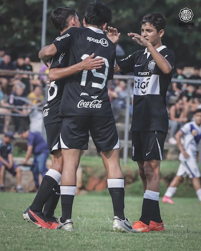 Festejo franjeado luego de la goleada de 9-1 a Ameliano.