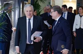 Antonio Tajani (i), ministro de Exteriores de Italia.